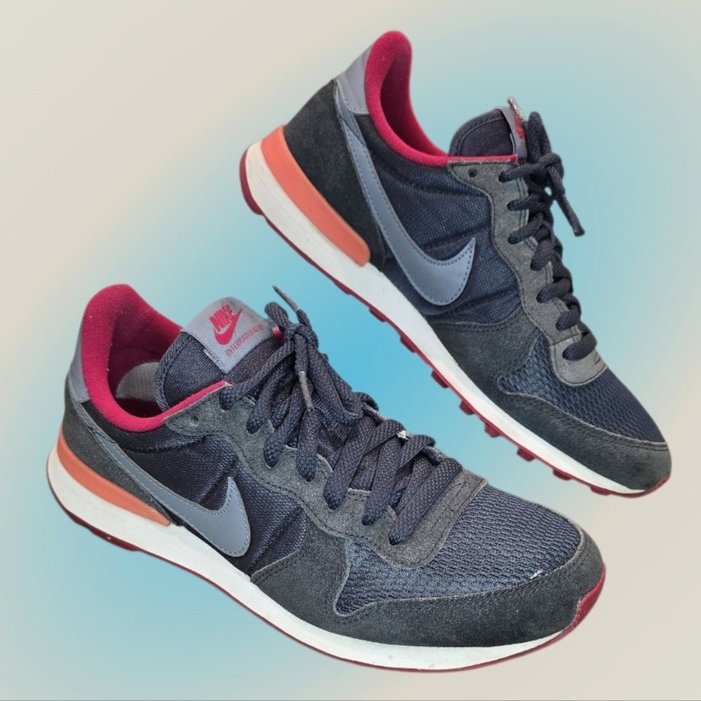 Nike Women's Internationalist Dark Magnet Grey/Fuchsia
